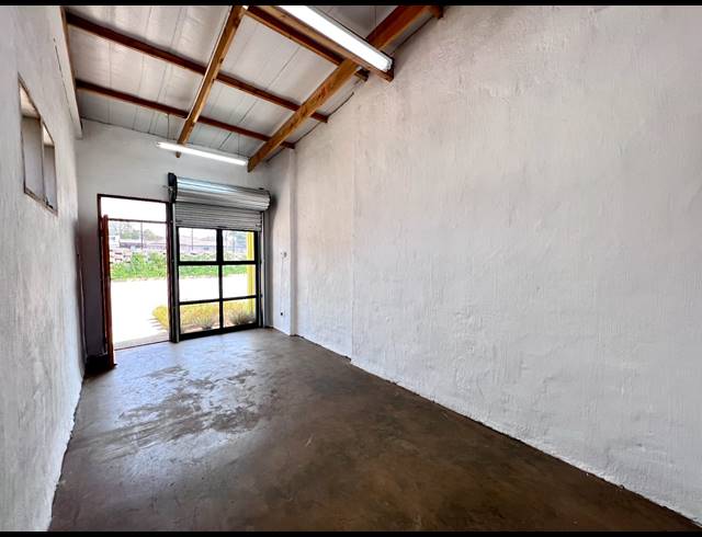 12M² BUSINESS TO LET IN WILLOW PARK MANOR